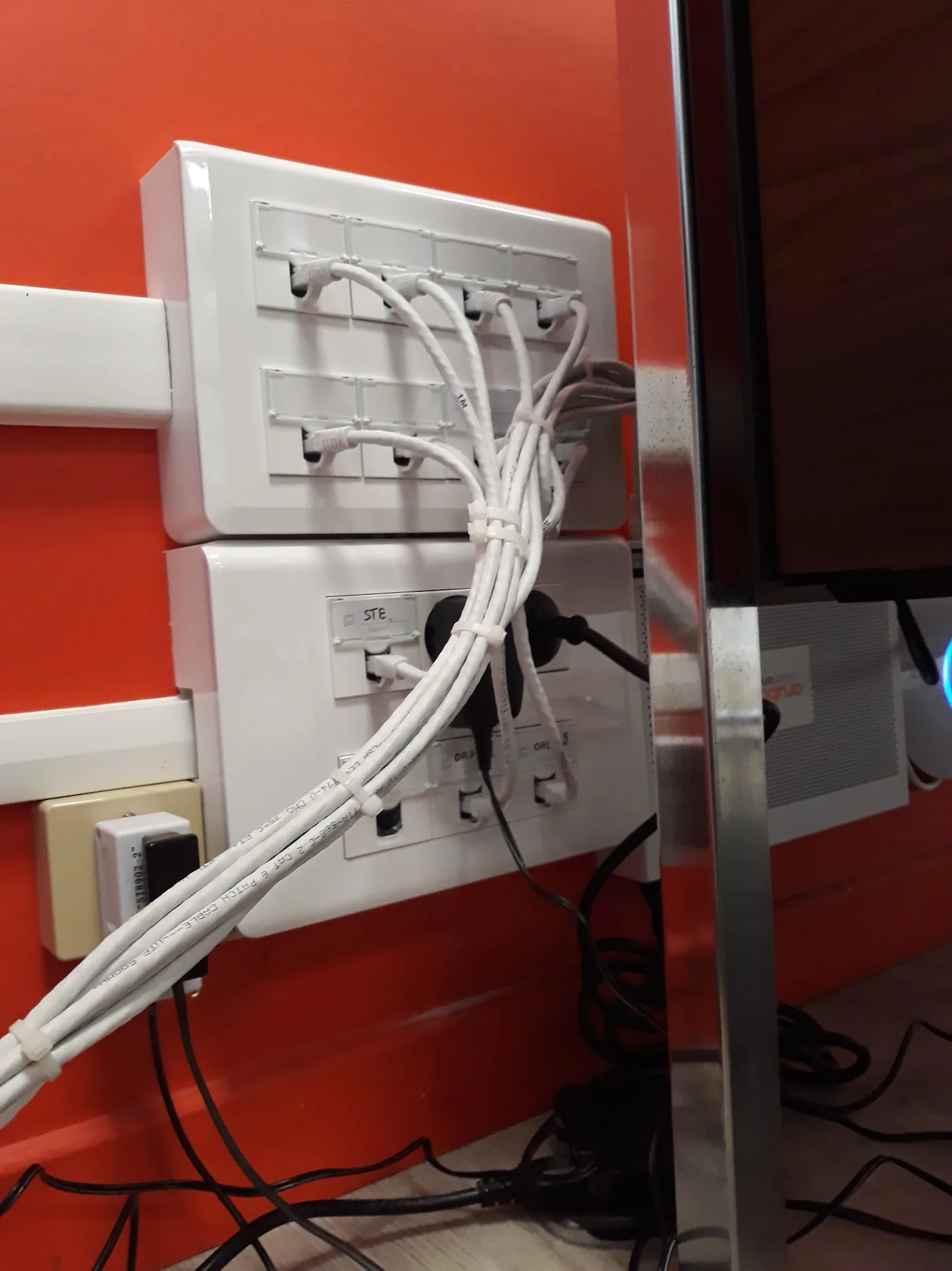Détail d'une installation électrique réalisée avec soin